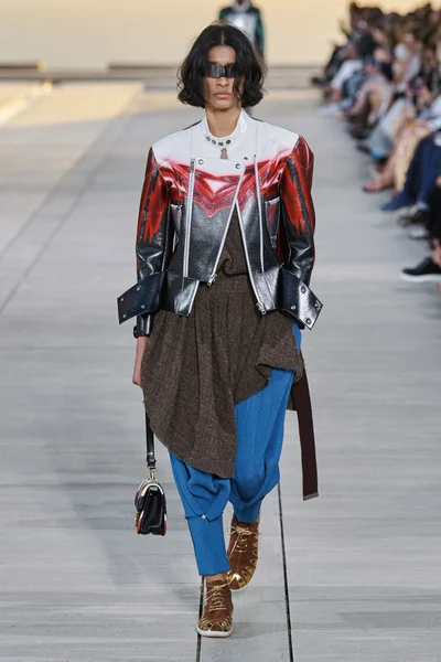 Look 18